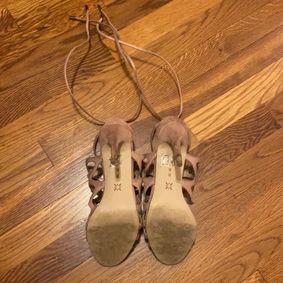 👠BCBG pumps 👠 - Picture 4 of 7